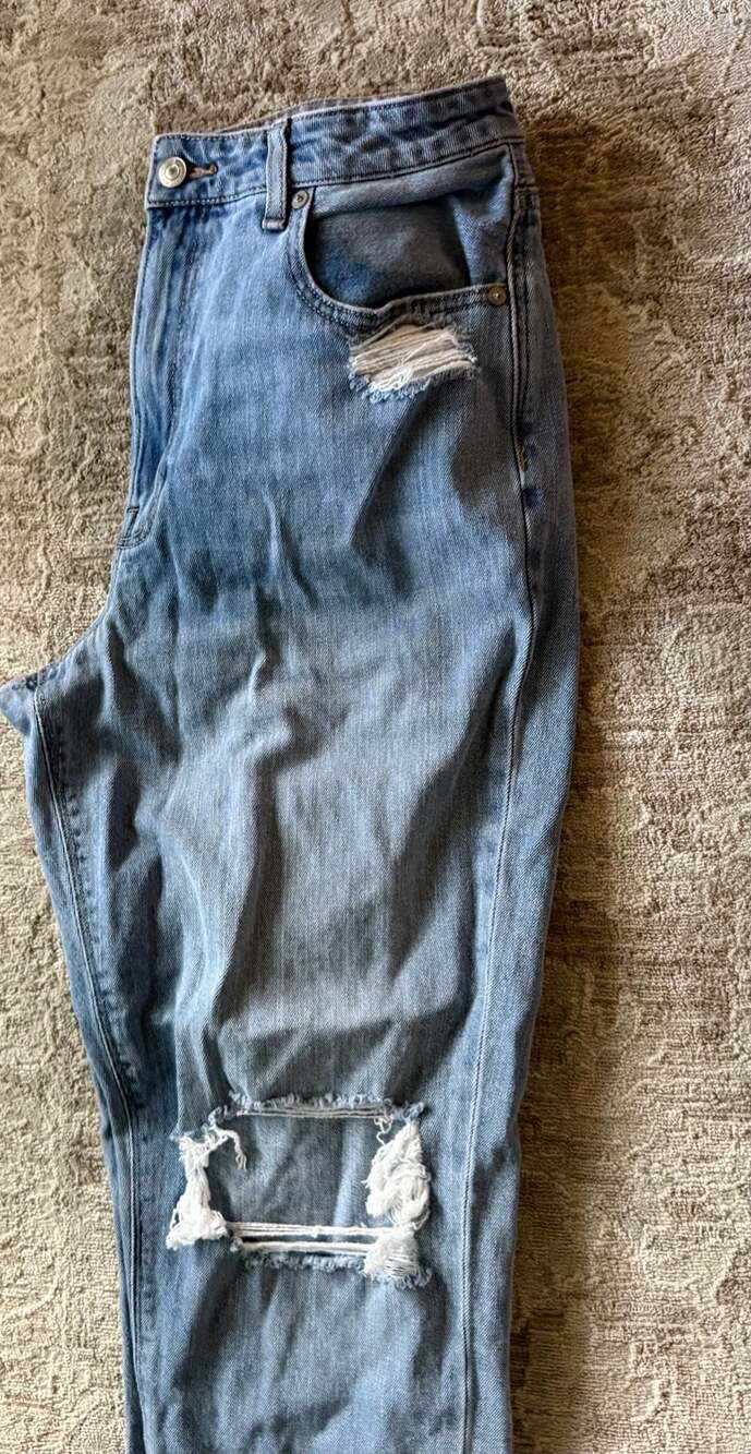 American Eagle High-Rise Mom Jeans Light Wash Size 8 - Picture 3 of 4